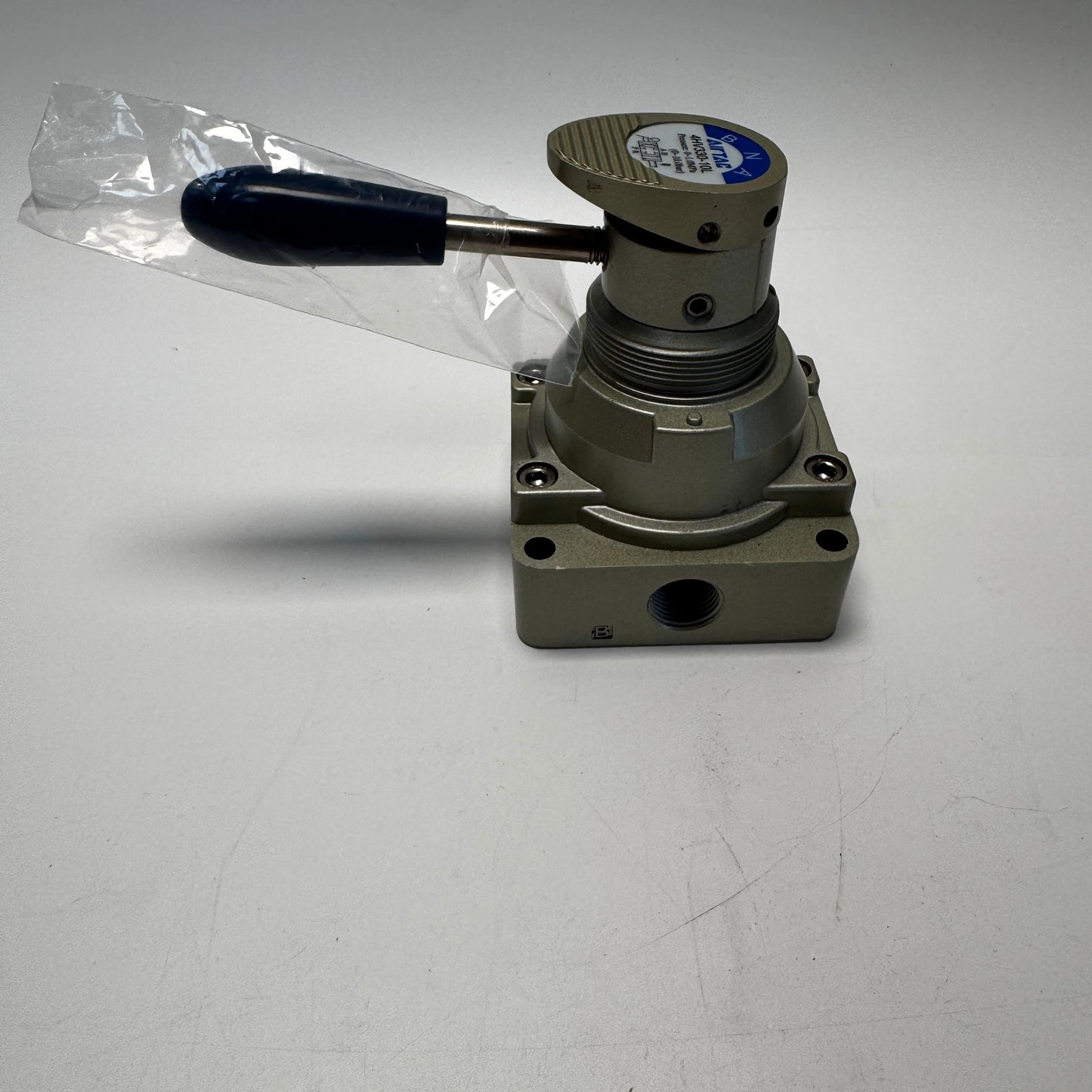Airtac 4HV330-10: Hand Valve. Rotary Style - 4HV33010L