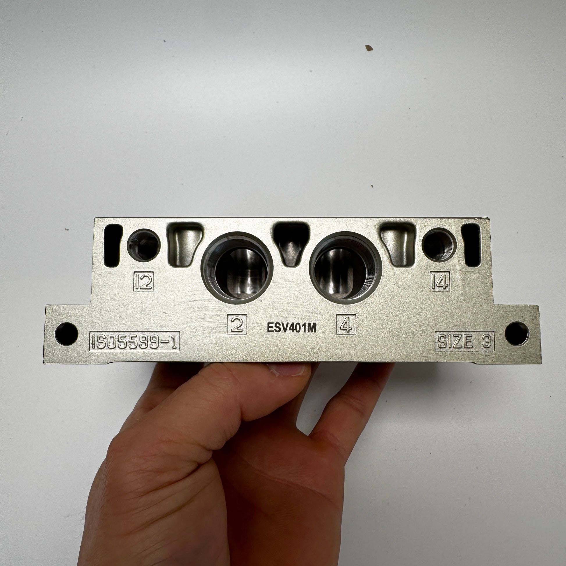 Airtac ESV400: ISO standard solenoid valve manifold sub-base - ESV401M