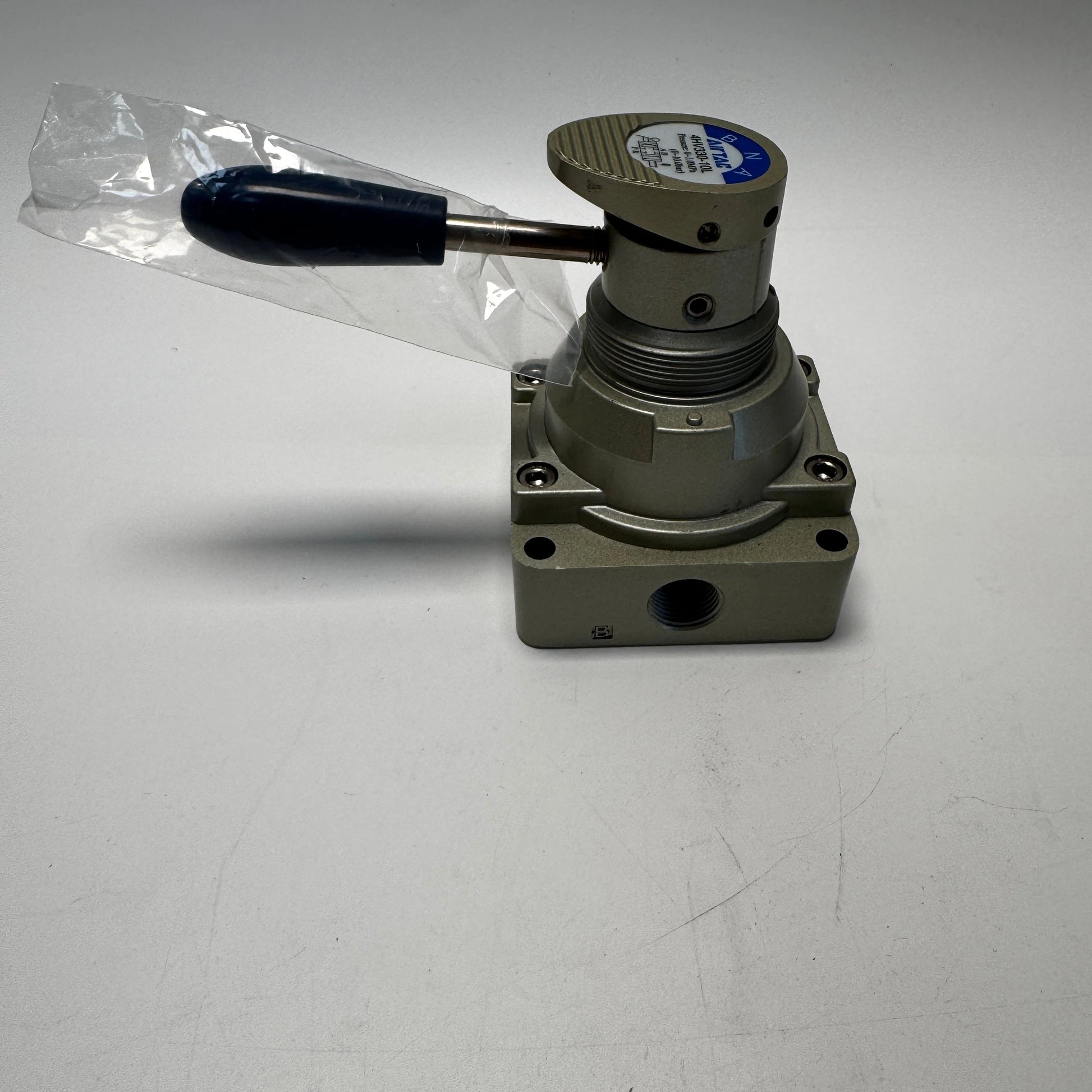 Airtac 4HV330-10: Hand Valve. Rotary Style - 4HV33010L