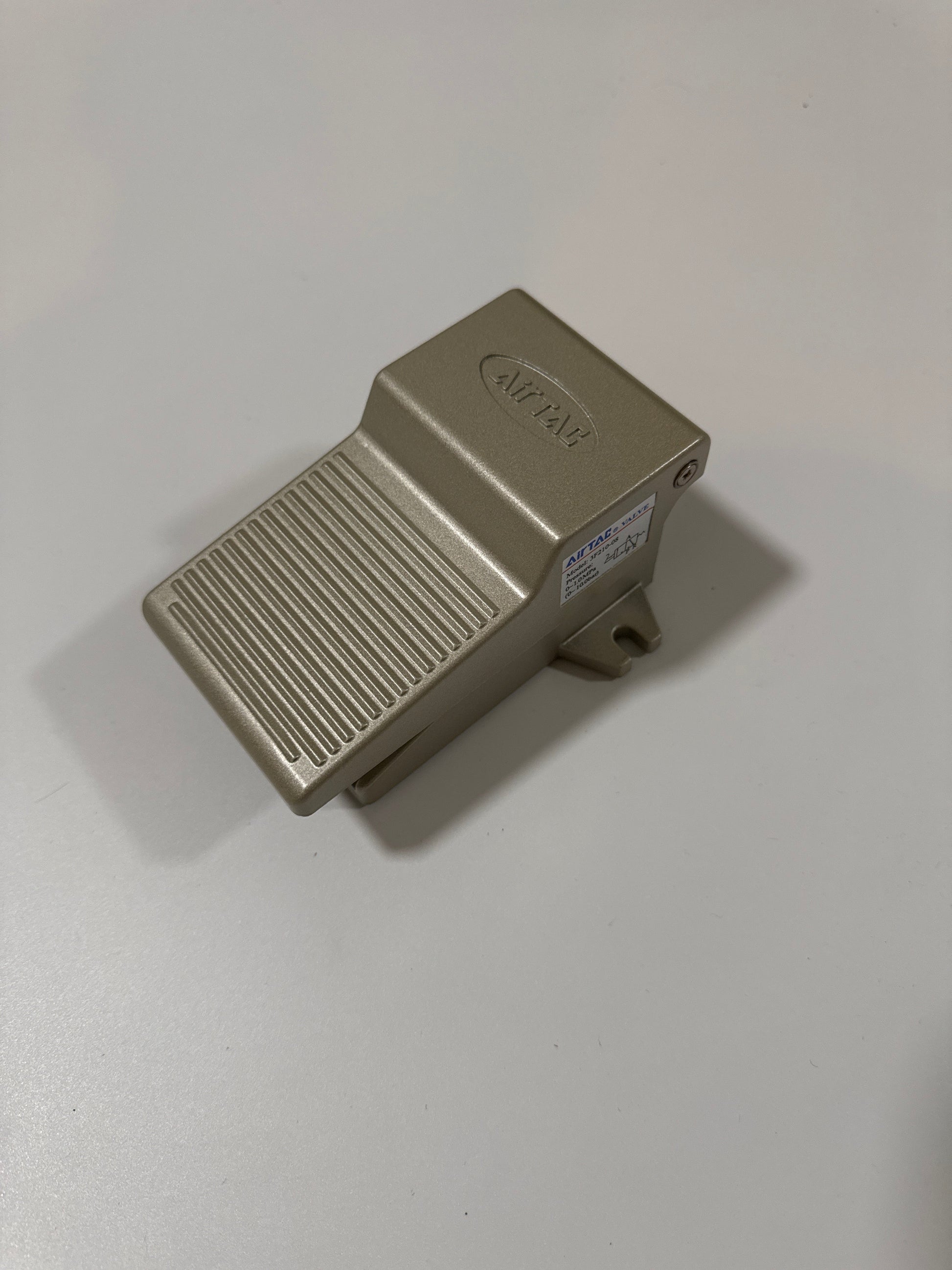 Airtac 3F210-08: Pneumatic Foot Pedal. 3 Way - 3F21008T