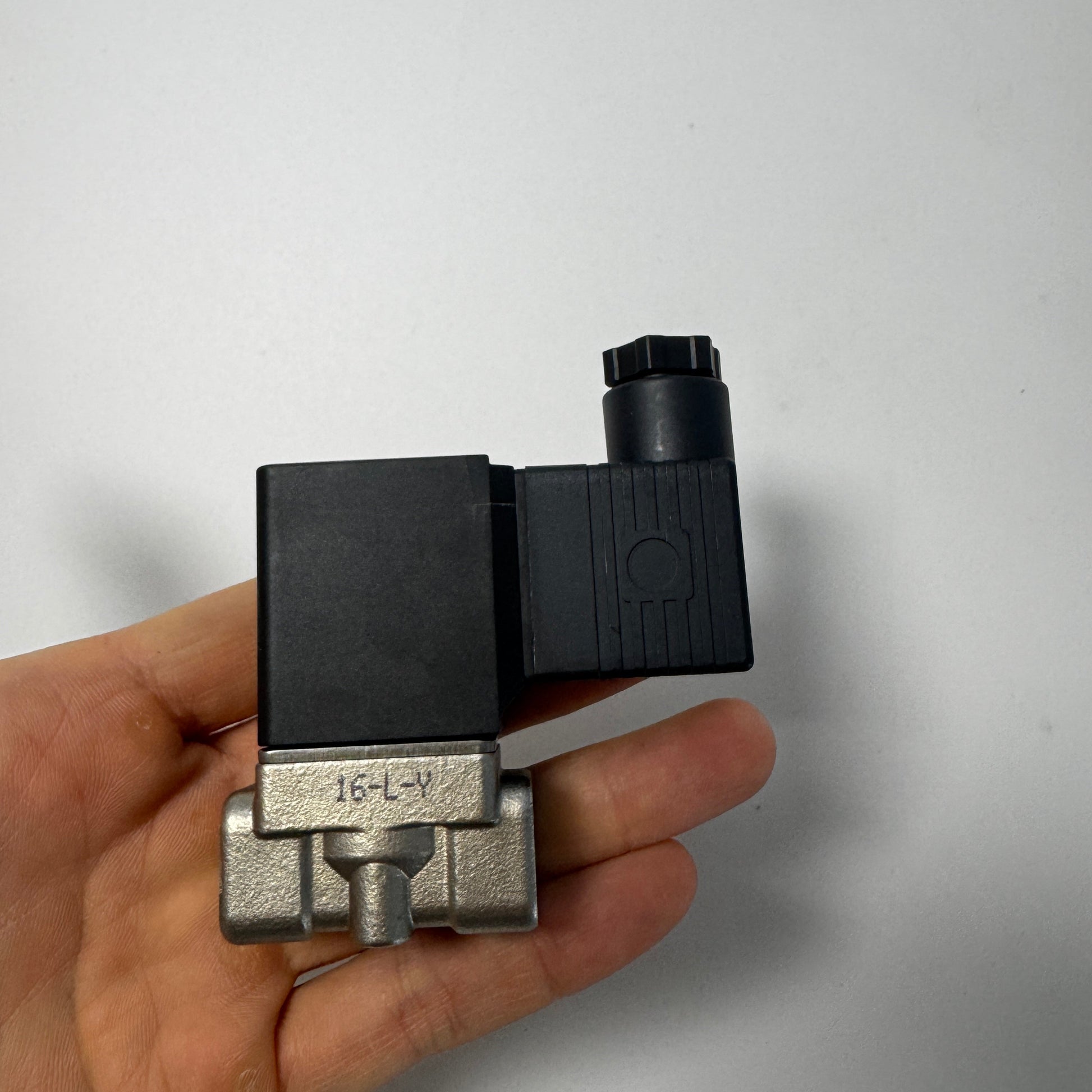 Airtac 2ST030-08: 2 Way Solenoid Valve - 2ST03008E