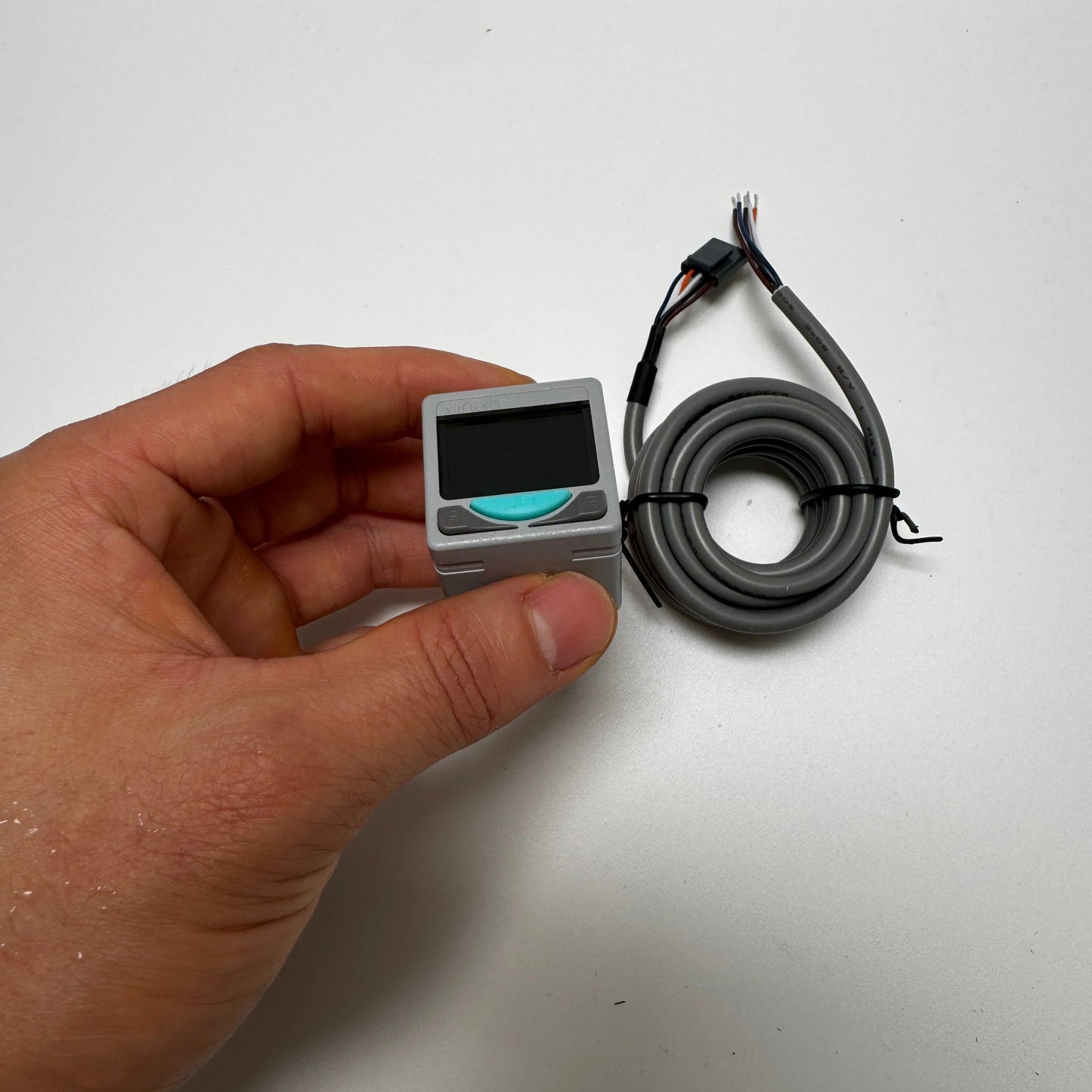 Airtac  DPH series: electronic digital display pressure sensor  - DPHP3-10020T