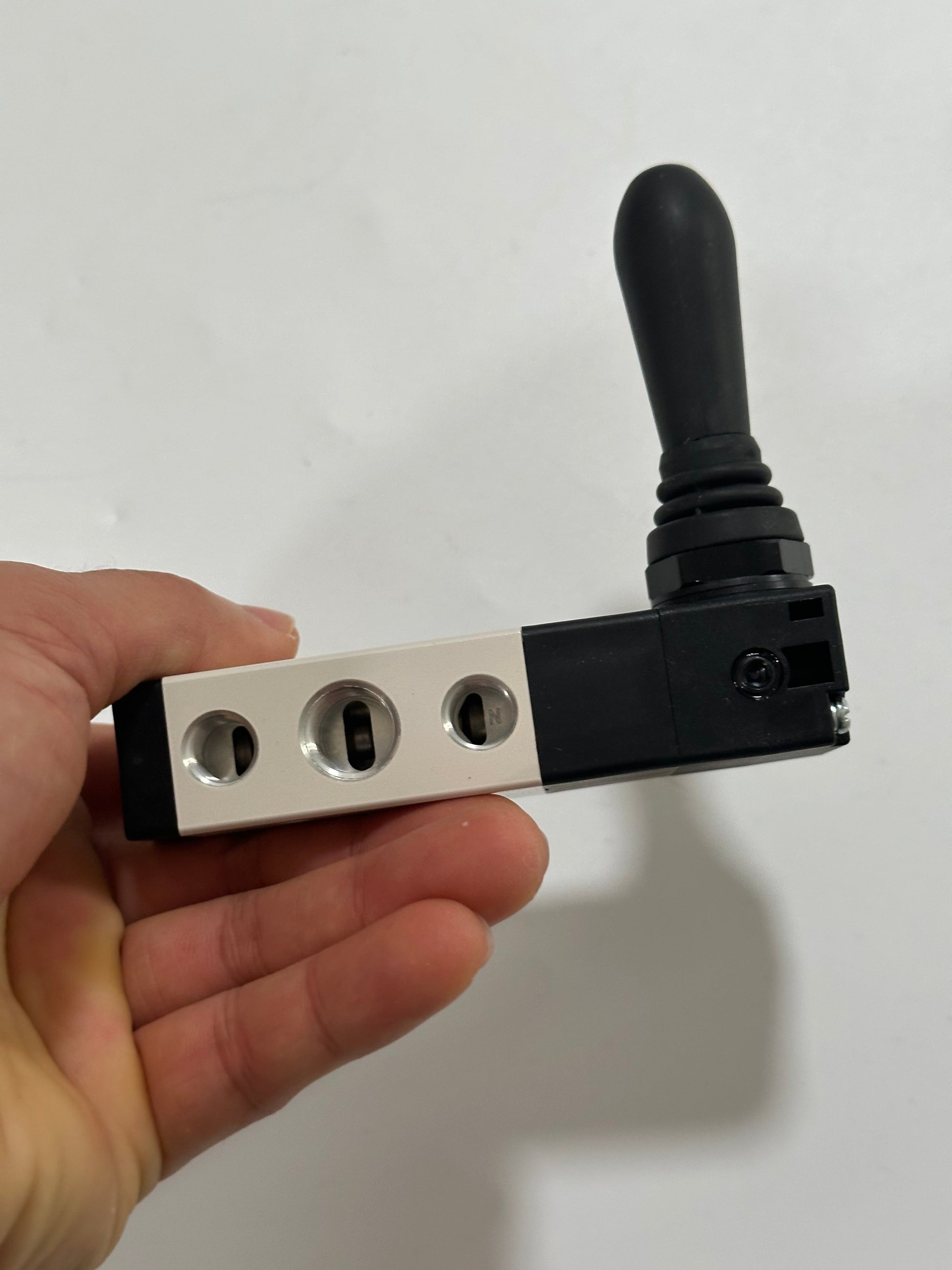 Airtac 4HA230C-08: Hand Valve. Toggle Style - 4HA230C08T